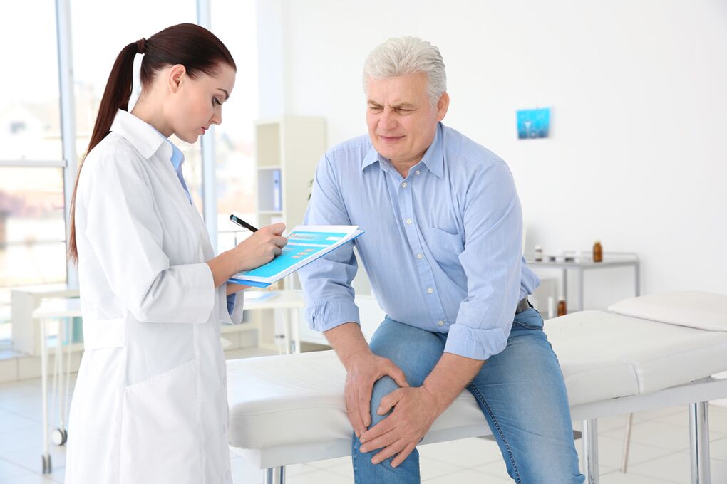 Dọkịta na-edepụta usoro ọgwụgwọ maka onye ọrịa maka arthrosis nke nkwonkwo ikpere
